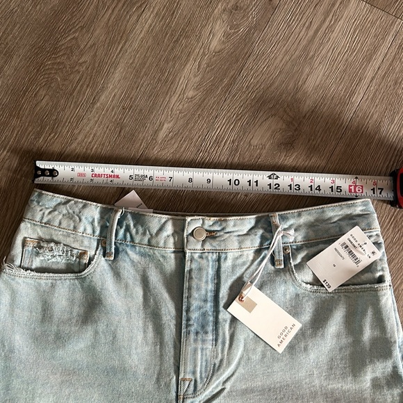 Good American 90’s Denim Shorts - Picture 4 of 4